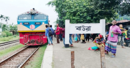 যাত্রাবিরতির দাবিতে ৫ ঘণ্টা ট্রেন আটকে রাখলেন শিক্ষার্থীরা